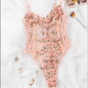 FLORAL LACE BODYSUIT